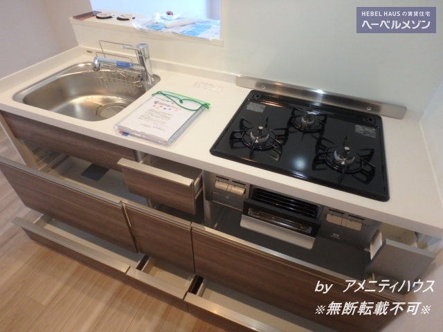 キッチン　●３口ガスコンロ・グリル付きのシステムキッチン。