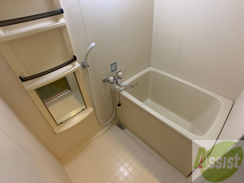 バス・シャワールーム　バスルームは狭すぎず、シャワーも浴びやすそうです。