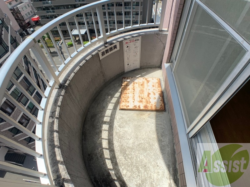 バルコニー　こちらはバルコニー。洗濯物が干せるようになっています。