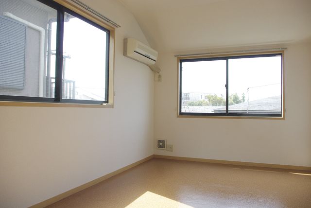 居室・リビング　二面窓の明るいお部屋。