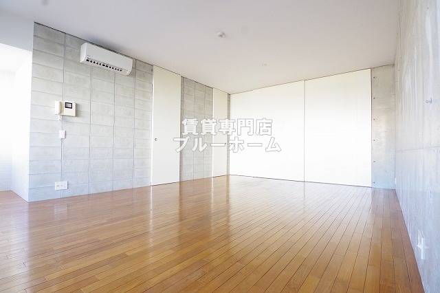 居室・リビング　18.1帖の広々とした洋室！