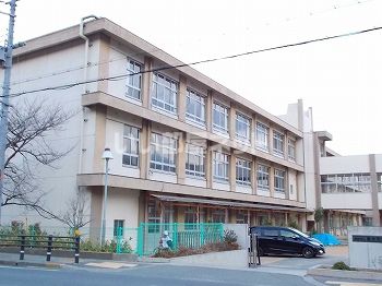 中学校　灘中学校（中学校）まで756m