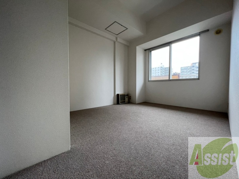 その他部屋・スペース　寝室はこちらです。光が差し込む、温かみのあるお部屋です。