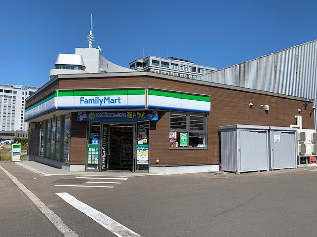 コンビニ　ファミリーマート（コンビニ）まで336m