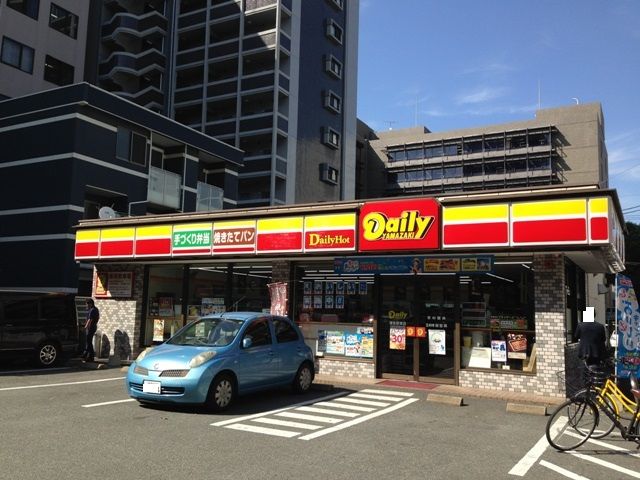 コンビニ　デイリーヤマザキ博多駅東店（コンビニ）まで159m