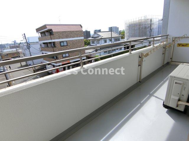 バルコニー　３階のお部屋で晴れた日には洗濯物もたくさん干せます。