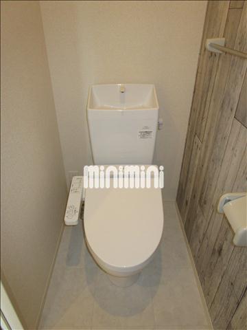 トイレ　便利な棚付のトイレです。