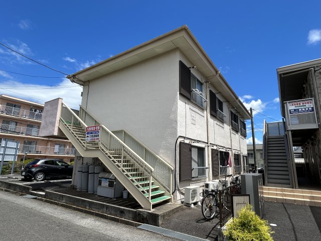 建物外観　2階建てアパート、南向きです