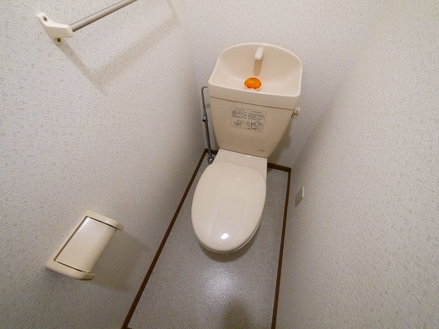 トイレ　落ち着いた色調のトイレです