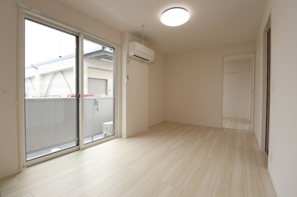 ＪＲ常磐線 偕楽園駅 徒歩33分 3階建 築4年の居間写真
