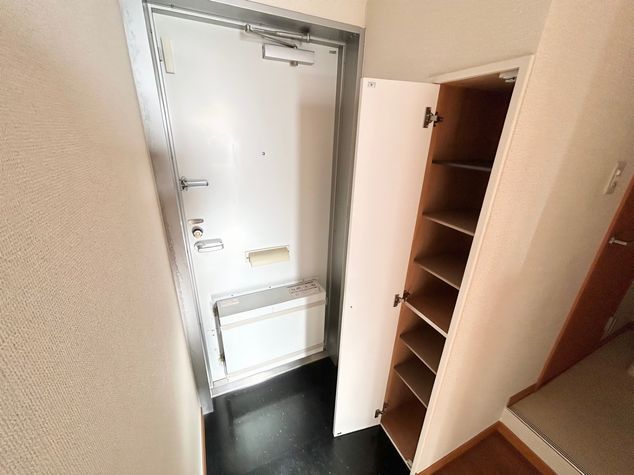 玄関　実際のお部屋と異なる場合がございます。