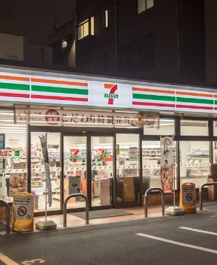 コンビニ　セブンイレブン（コンビニ）まで358m