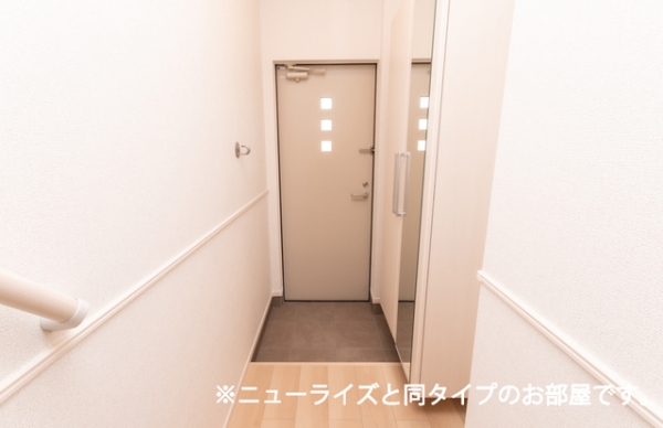 玄関　※参考写真　同建築メーカー施工の同間取完成他物件のものです。