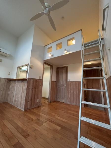 居室・リビング　天井が高く広いお部屋です