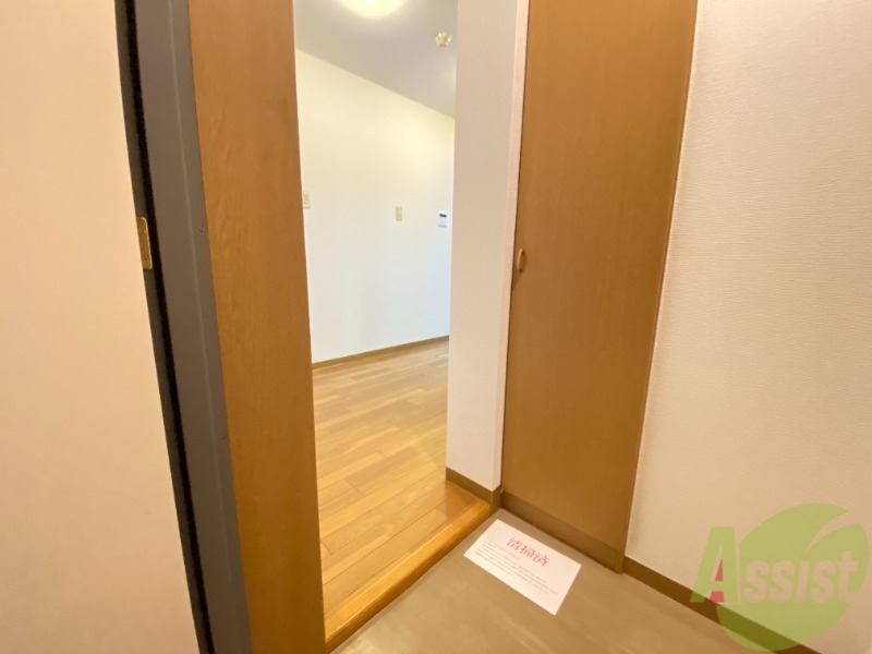 玄関　玄関から見たお部屋です。シューズボックスもあります。