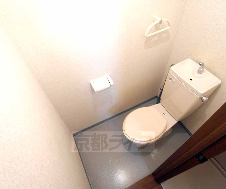 トイレ　トイレ内にタオル掛けあります。