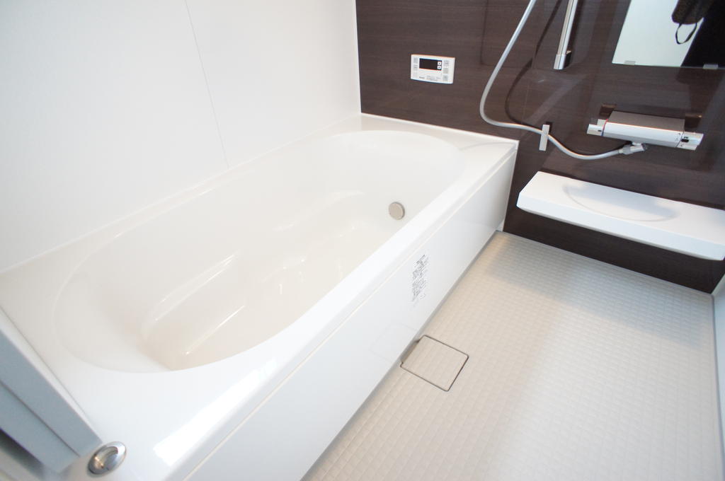 バス・シャワールーム　1坪風呂です。ご家族で入っても広々♪
