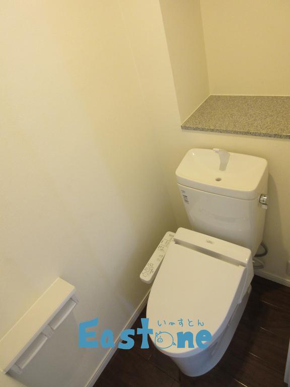 トイレ　棚が嬉しい洗浄機能付きお手洗い