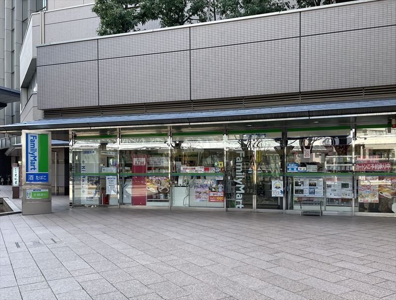 コンビニ　ファミリーマート金沢リファーレ店（コンビニ）まで121m