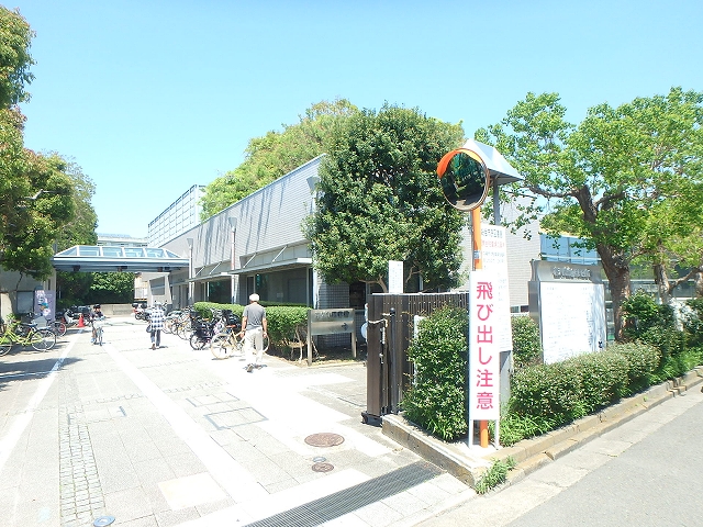 図書館　藤沢市総合市民図書館（図書館）まで707m