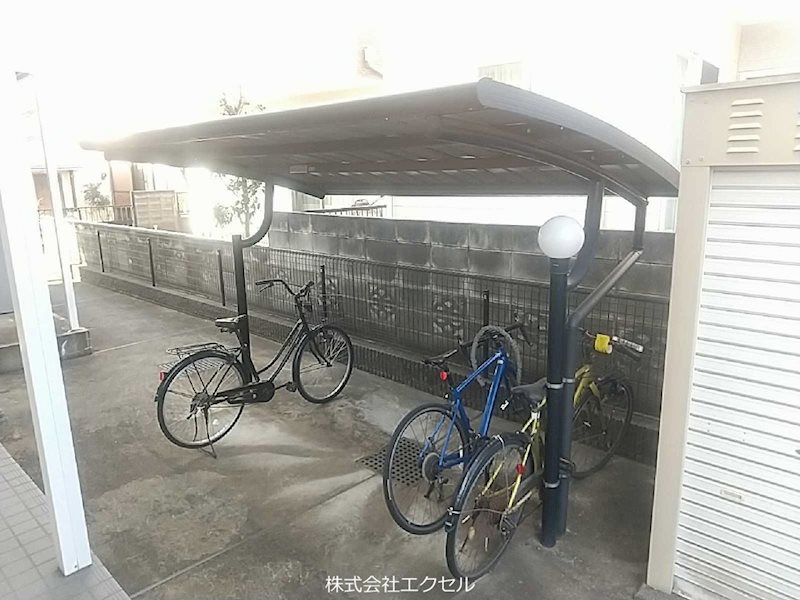 その他共有部分　屋根付きの駐輪場です。