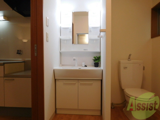 洗面設備　洗面台独立シャンプードレッサー付きで朝の強い味方です！