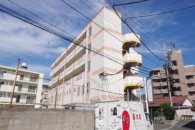 グローリー足立の建物外観