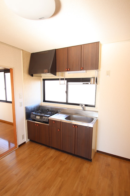 キッチン　窓があって明るいキッチン♪吊戸棚もあって便利♪