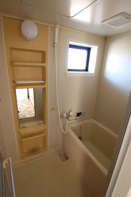 バス・シャワールーム　浴室（追焚機能付）窓があって換気もバッチリ♪
