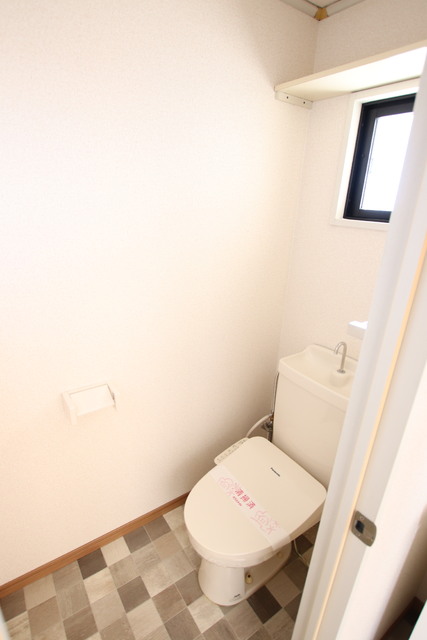 トイレ　温水洗浄便座　窓があって換気もバッチリ♪