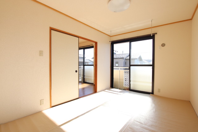 居室・リビング　和室６帖　室内干しも出来ます♪