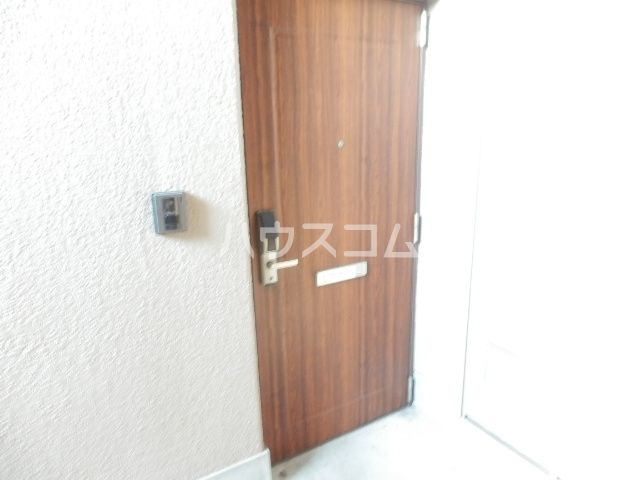 【ロワイヤルマンションの玄関】