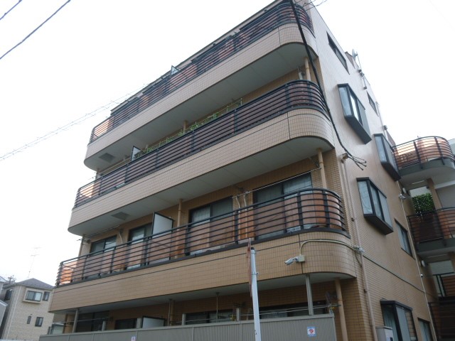 藤沢市川名のマンションの建物外観