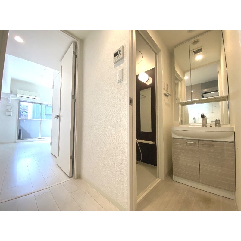 洗面設備　忙しい朝に洗髪洗面化粧台完備です。