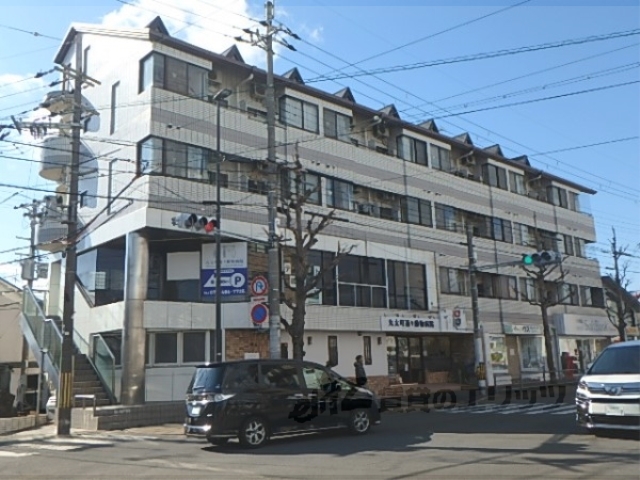 京都市右京区常盤西町のマンションの建物外観