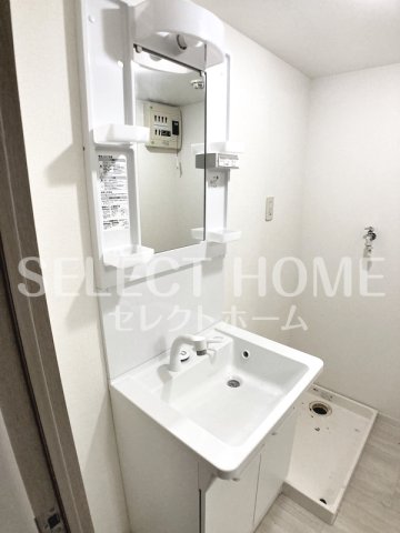 洗面設備　独立洗面台、小物を置くことができて便利です