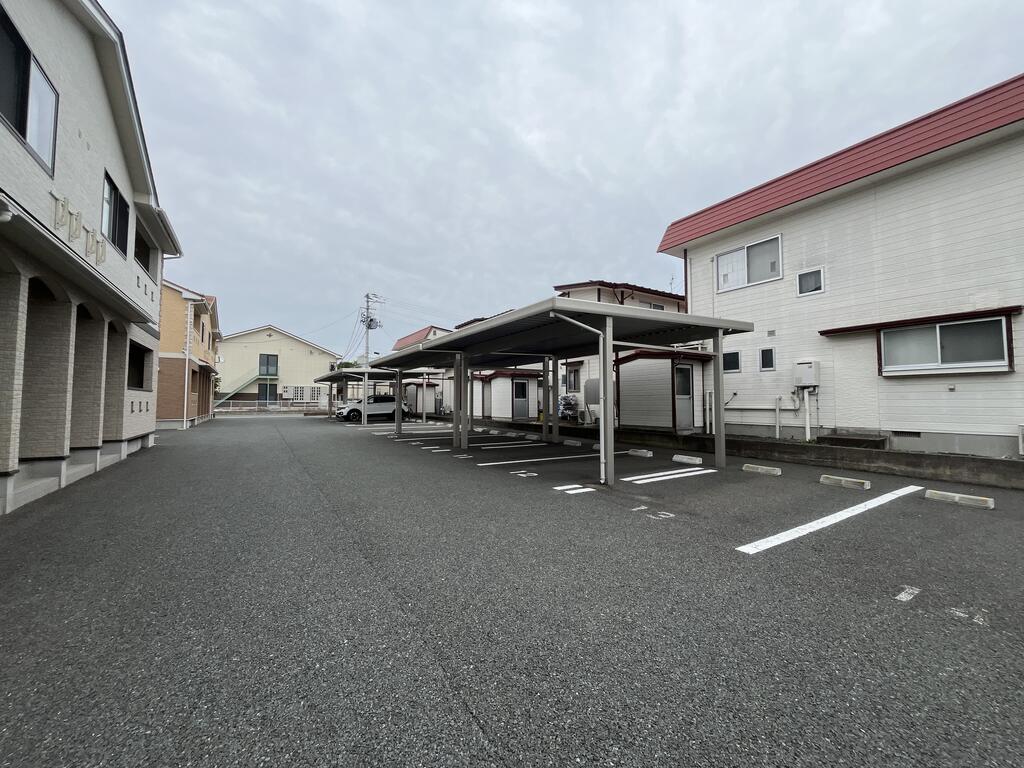 駐車場　1台分のカーポート付き