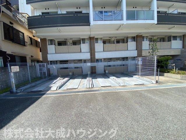 【西宮市甲子園高潮町のマンションの駐車場】