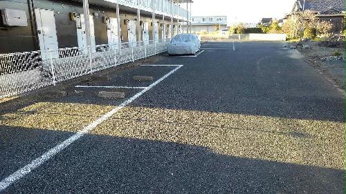 駐車場　敷地内に駐車場あり