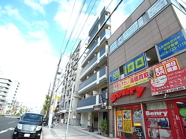 【神戸市須磨区寺田町のマンションの建物外観】