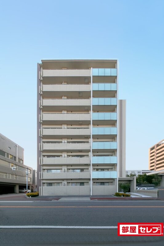 建物外観　背の高いお洒落マンションはこちら。