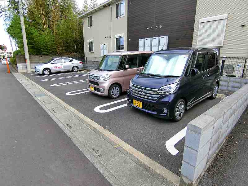 【フレスクーラ　宿根の駐車場】