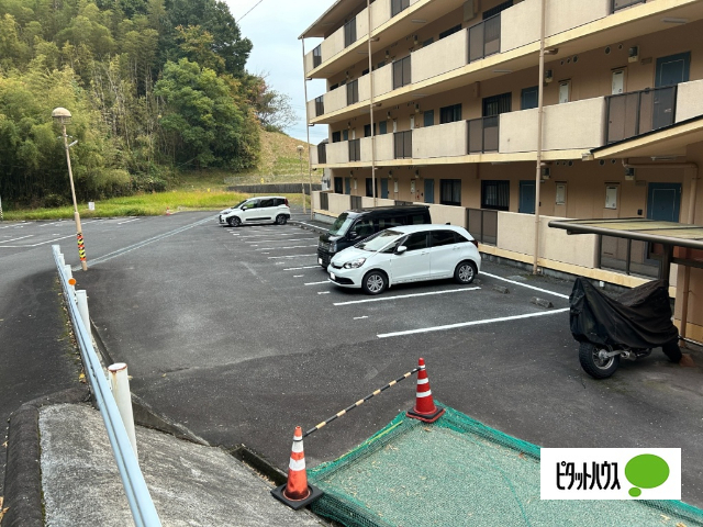 【甲賀市水口町虫生野のマンションの駐車場】