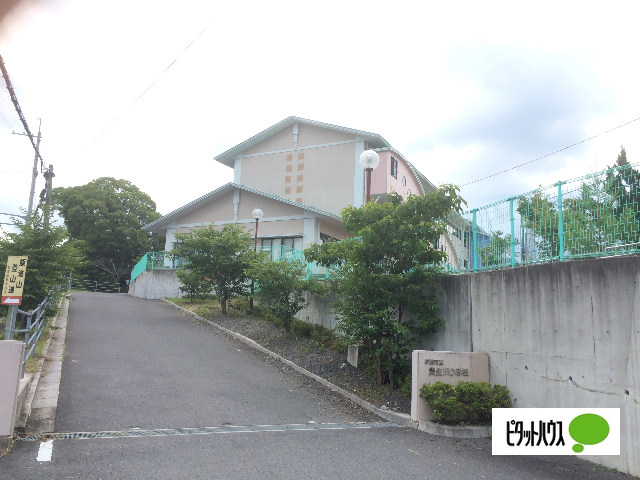 【甲賀市水口町虫生野のマンションの小学校】