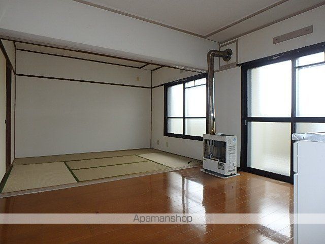 フォーシーズン滝川IIの居間写真
