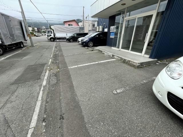 【函館市宝来町のアパートの駐車場】