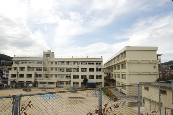 【ジョイパレス高取駅前の小学校】