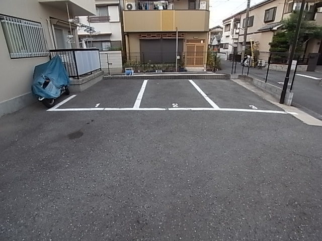 【伊丹市若菱町のアパートの駐車場】