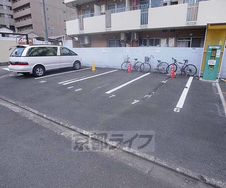 【京都市中京区西ノ京南原町のマンションの駐車場】