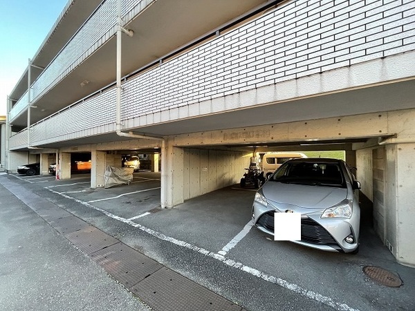 【リバーサイド車田の駐車場】